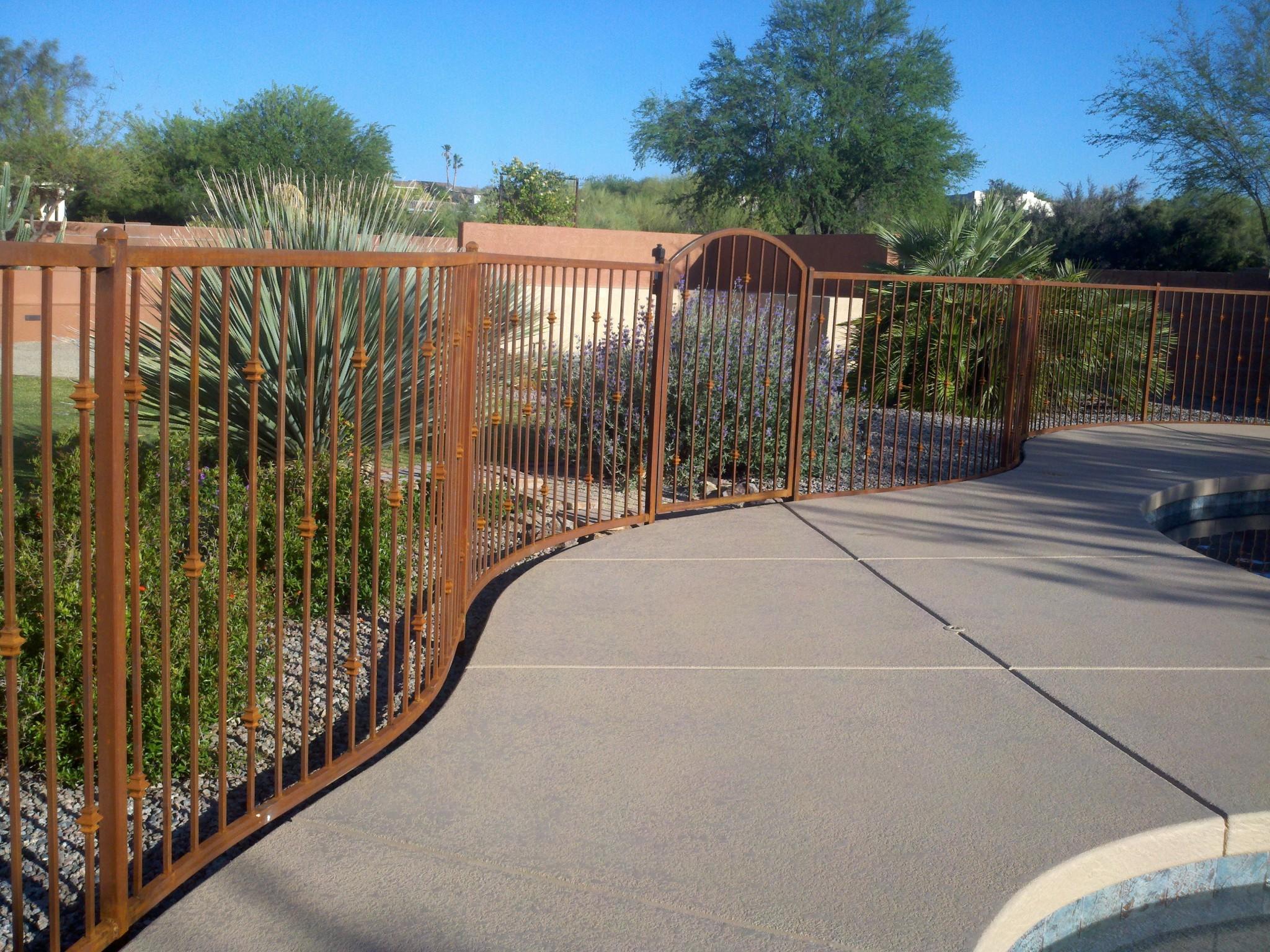 Rusted wrought iron fence with a nice S curve and knuckles IF115-2 K