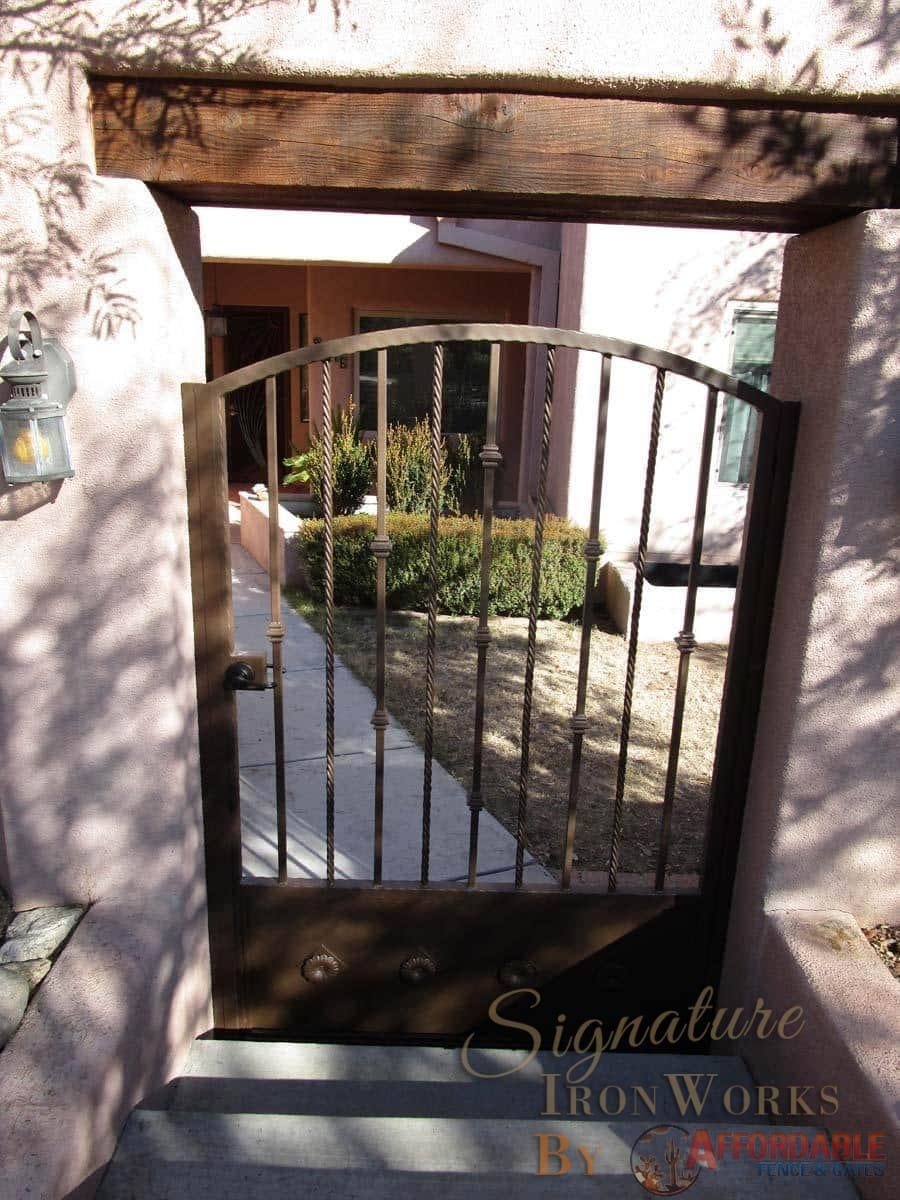 Arched wrought iron gate with alternate twisted pattern and knuckles IMG 0444